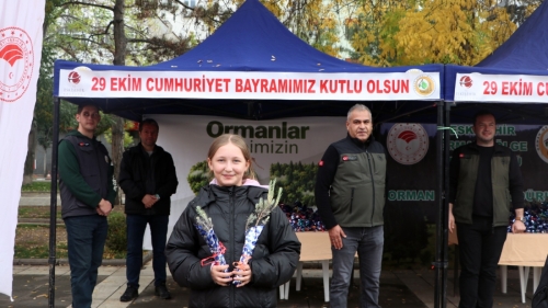 Eskişehir'de Cumhuriyet'in 103. yılına özel bin 103 lavanta fidanı dağıtıldı